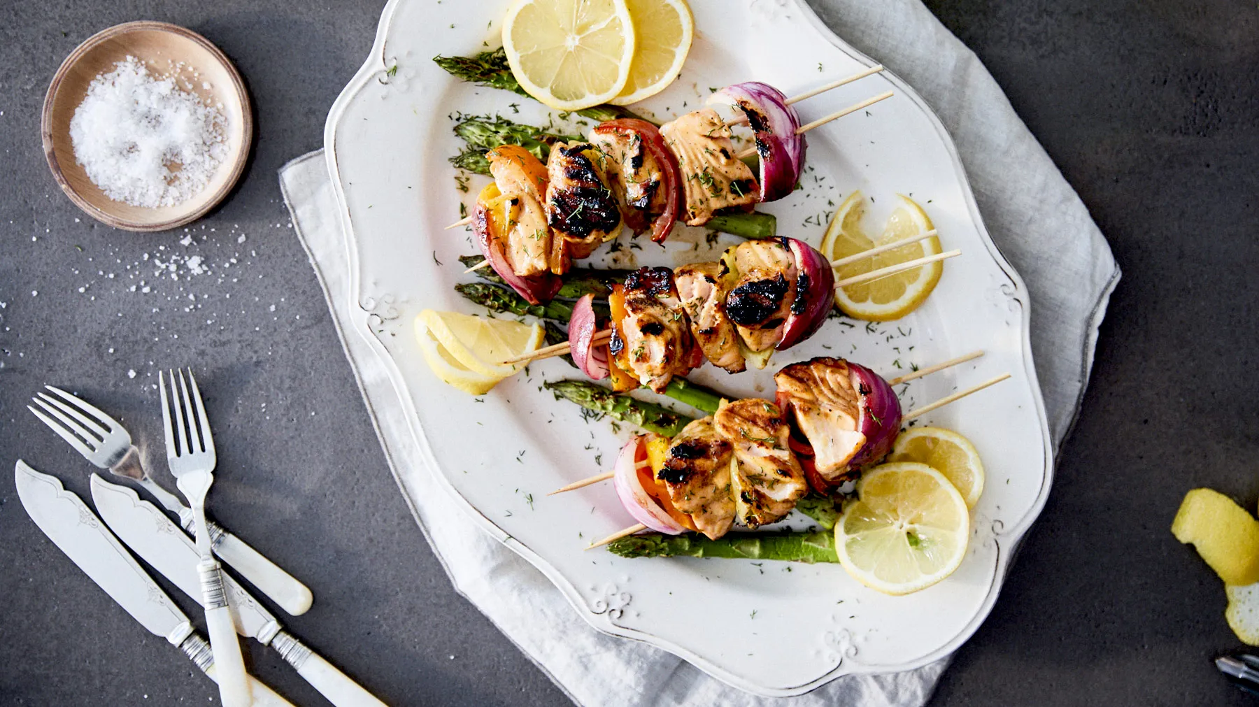 Lachs Kebabs mit Zitronen-Senf-Glasur