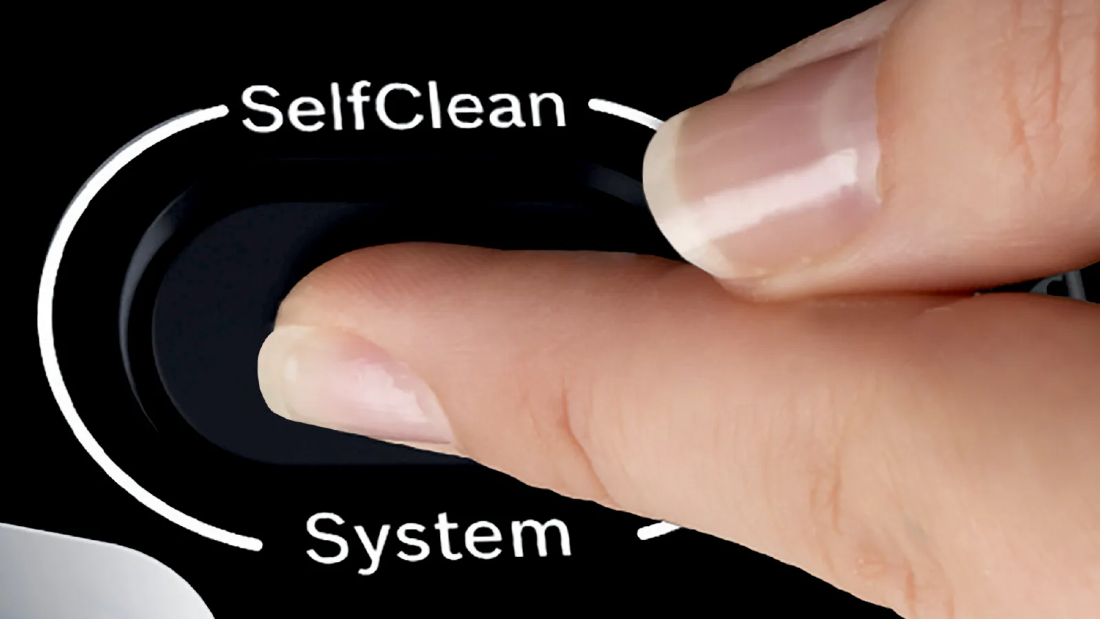 Натискане с пръст на бутона „SelfClean System“ на черно устройство.