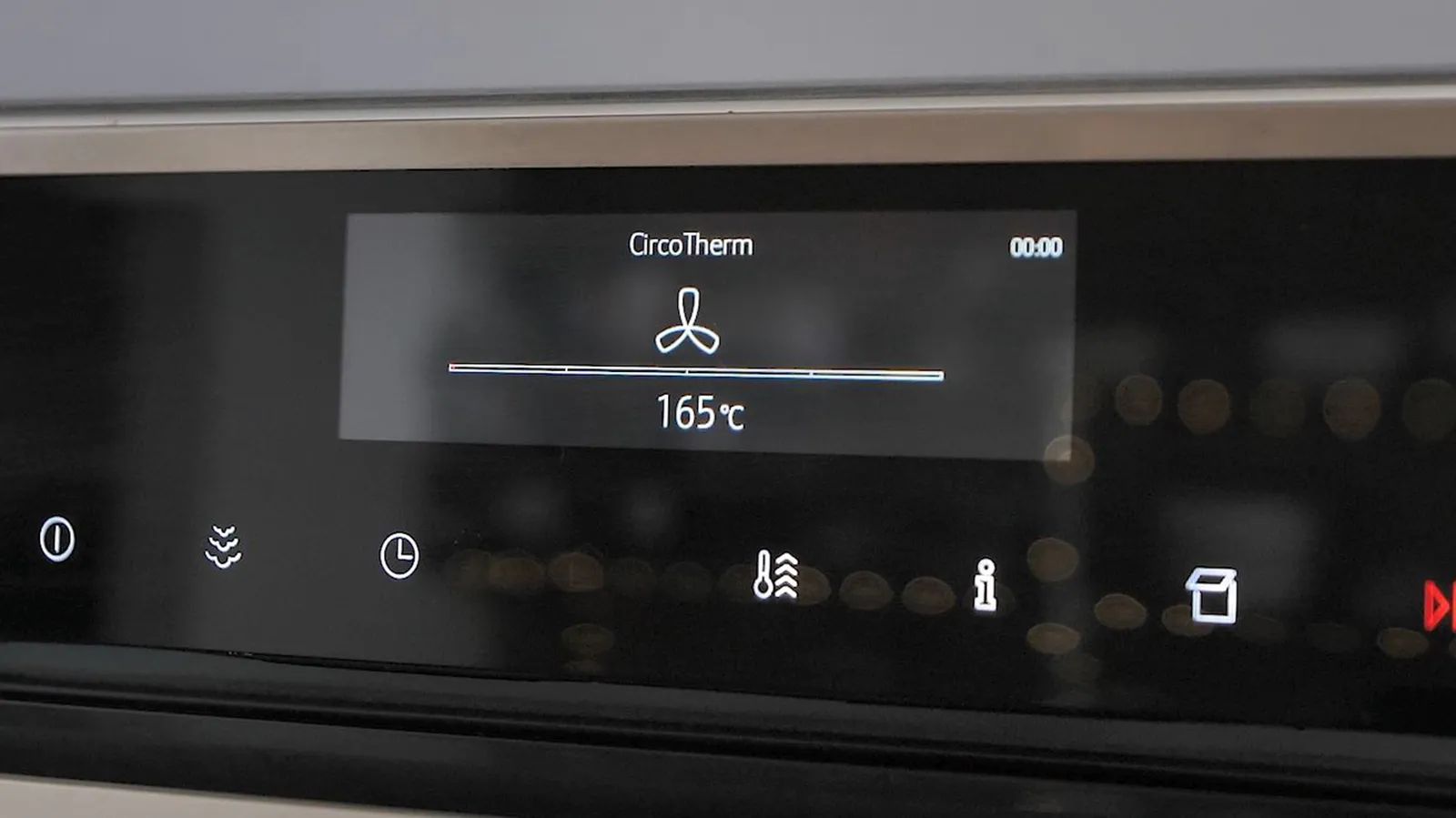 A close-up of a Siemens oven's digital display showing "CircoTherm" function with a fan icon and a temperature of 165°C.