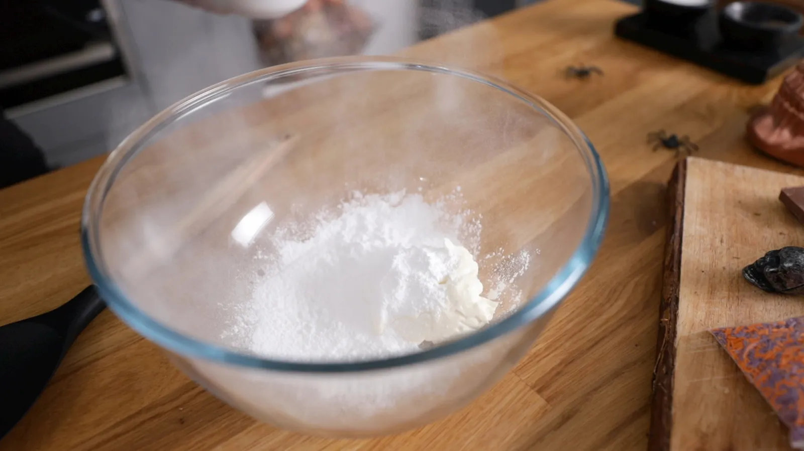 Icing sugar and cream cheese in bowl