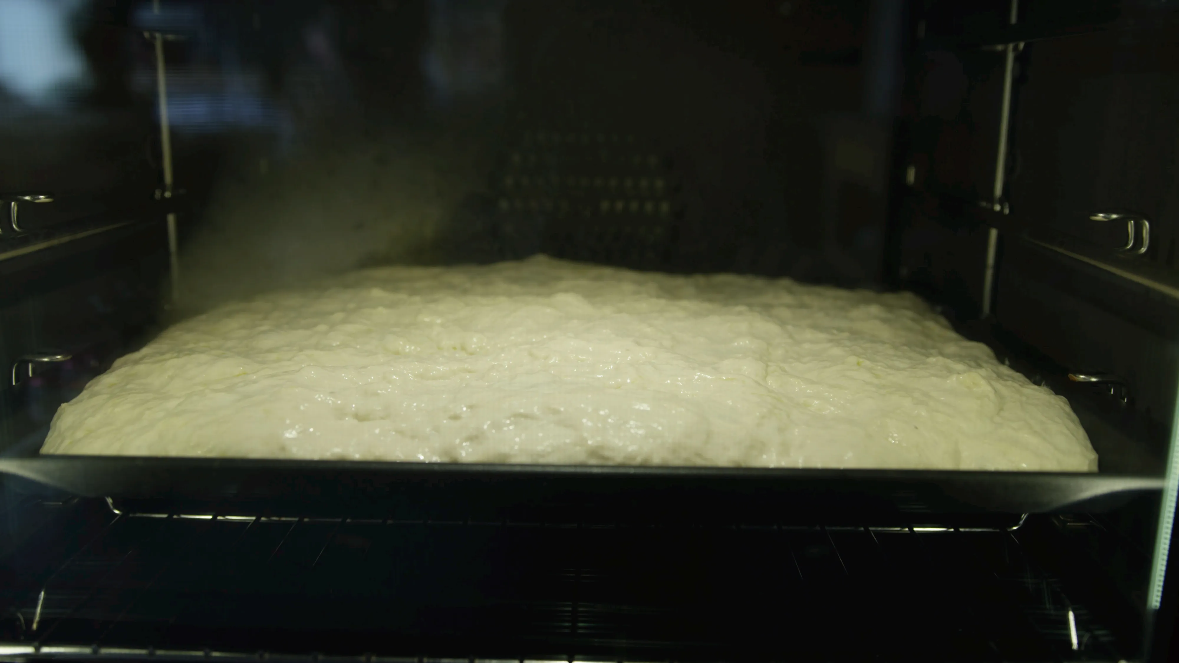 Tilsetter topping som oliven og urter på focaccia
