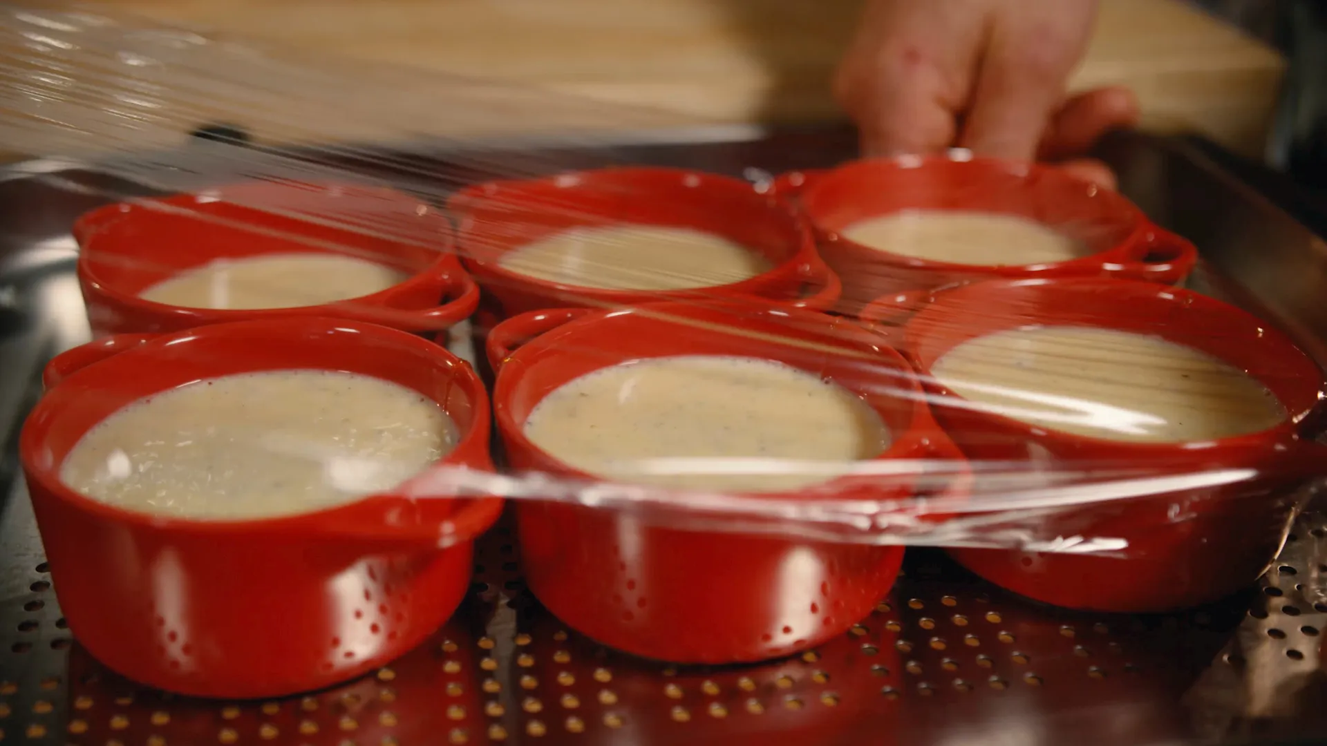 Trinn 5: Forberedelse av karamellpudding, helling av blanding i form 