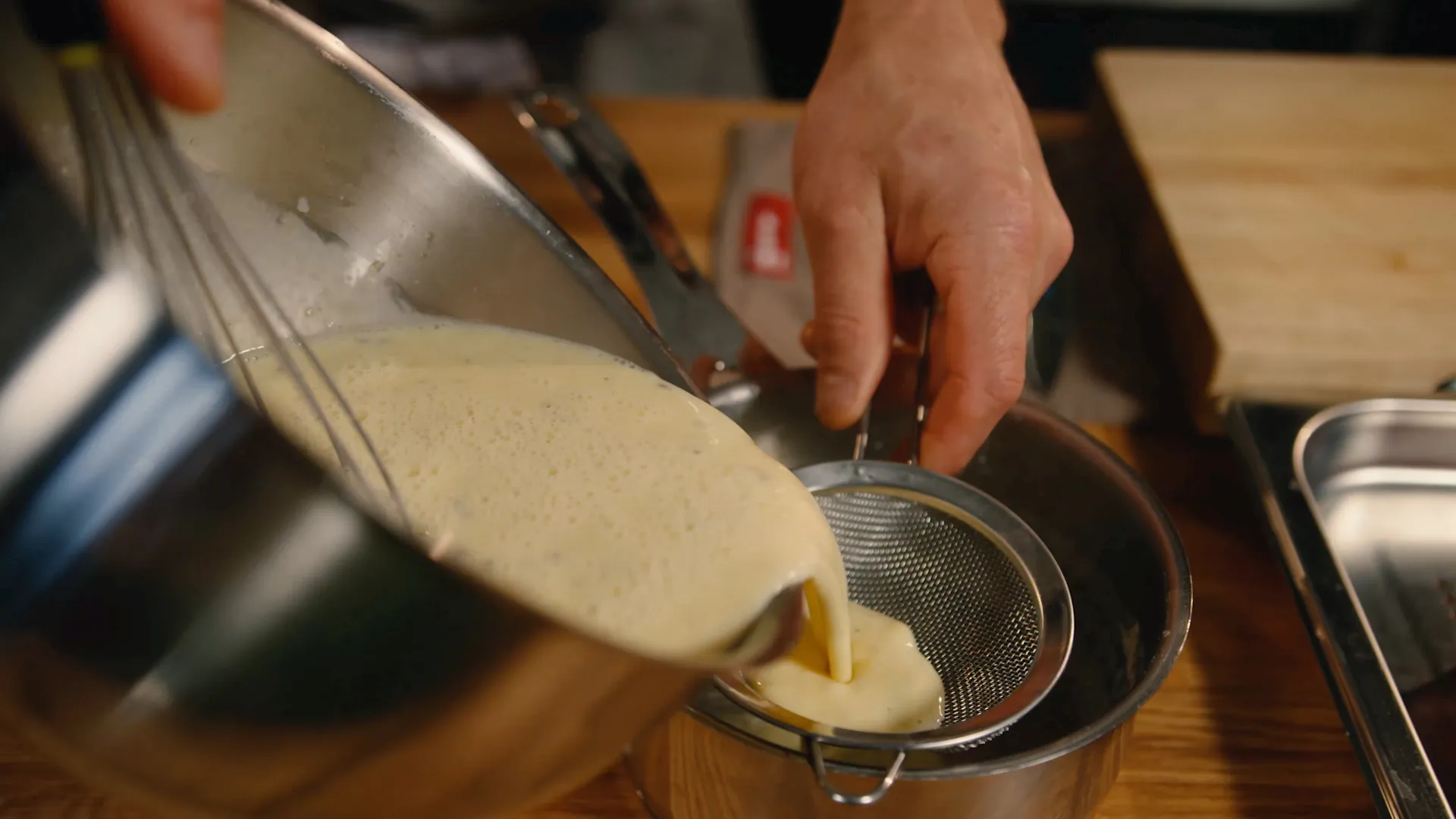 Trinn 4: Forberedelse av karamellpudding, blanding av ingredienser i en bolle 