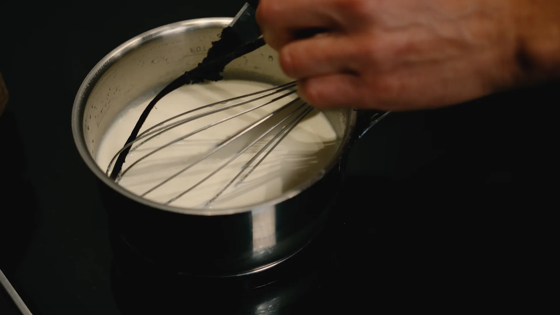 Trinn 3: Forberedelse av karamellpudding, visping av ingrediensene sammen 