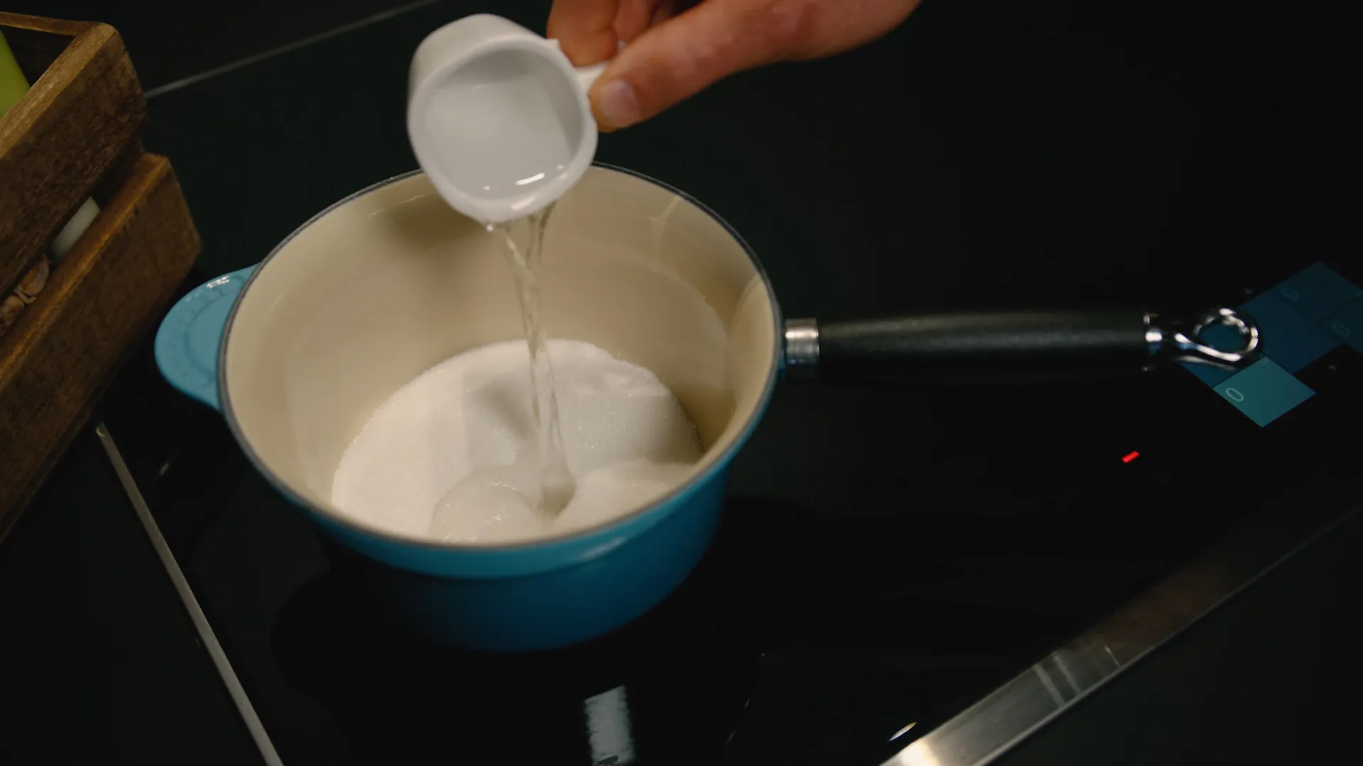 Trinn 2: Forberedelse av karamellpudding, karamellisering av sukker i en panne 