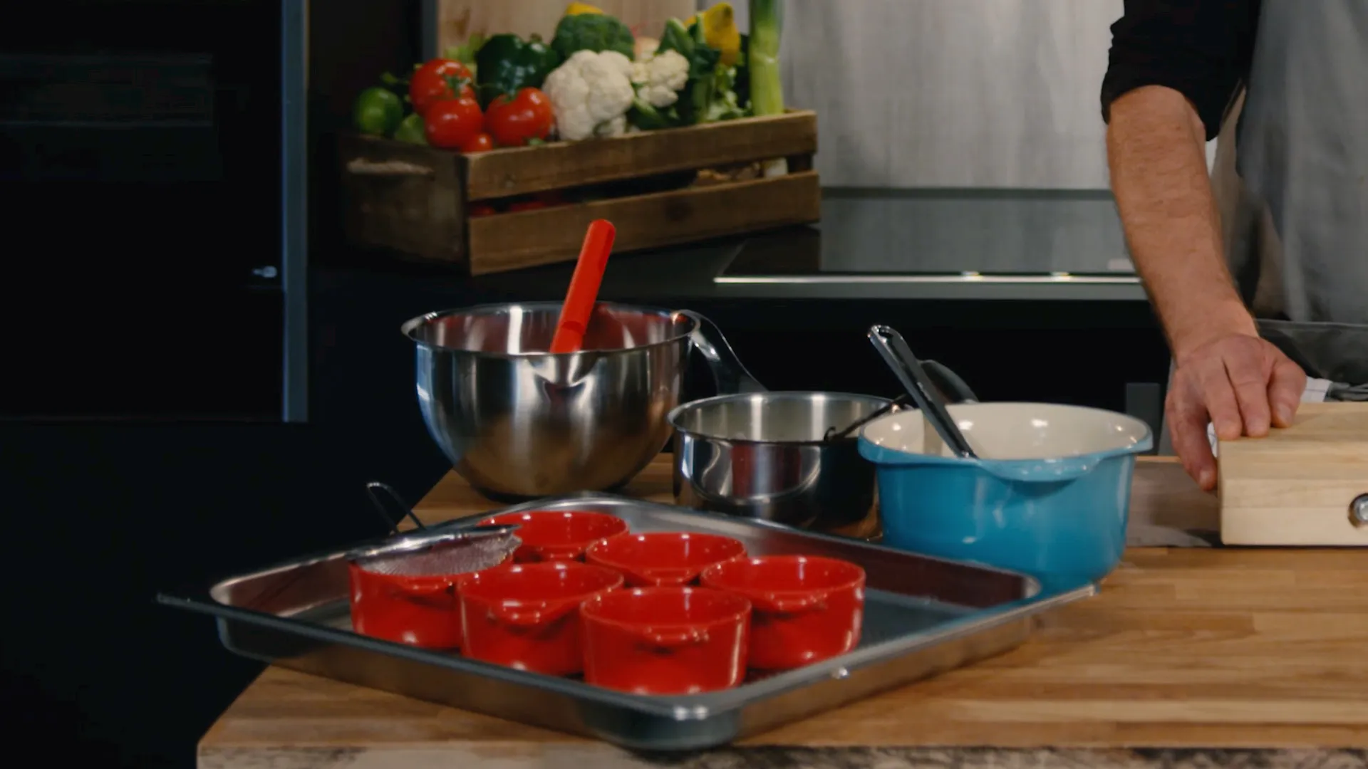 Trinn 1: Forberedelse av karamellpudding, smelting av sukker i en panne 