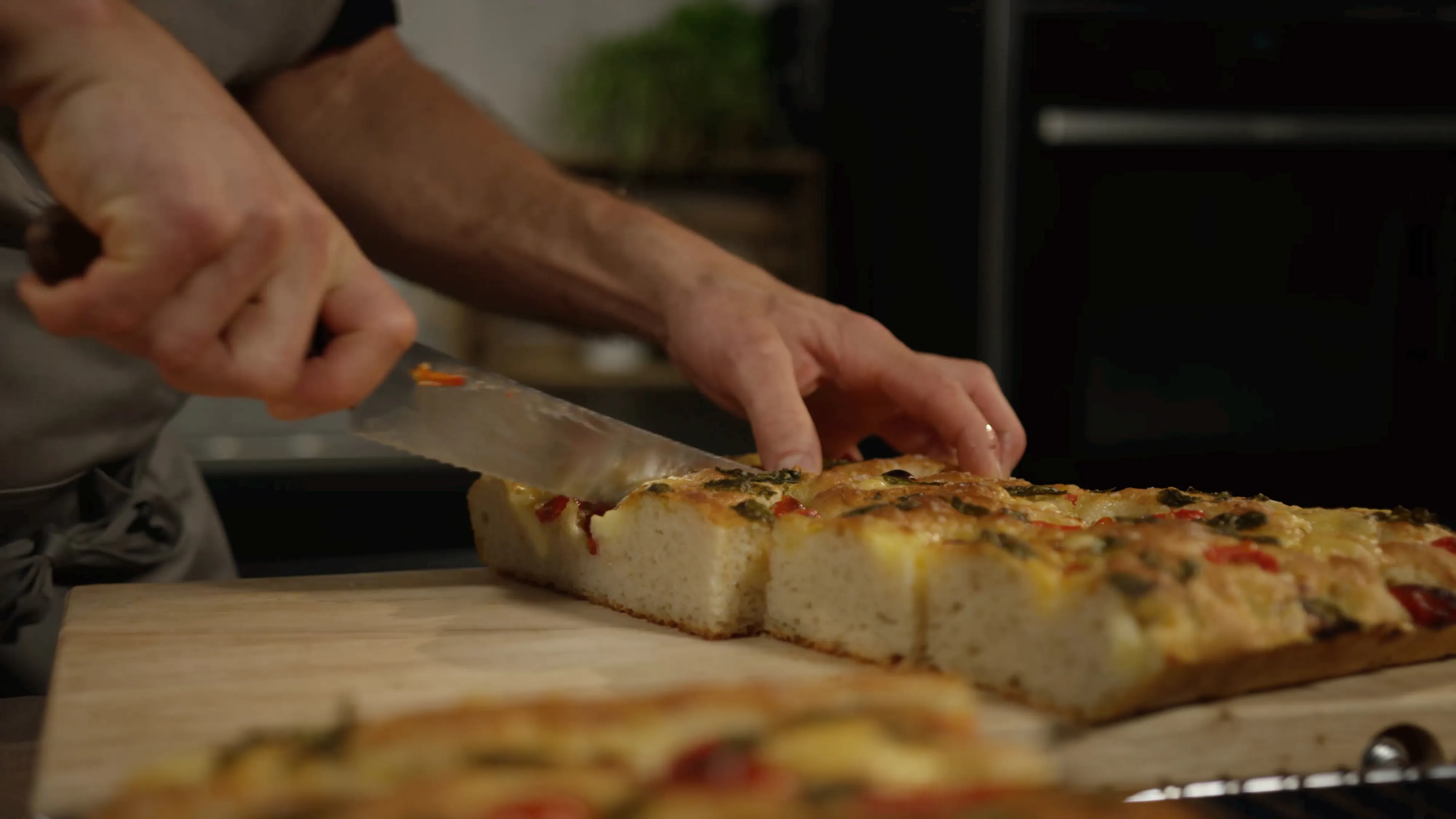 Focacciabrød bakt med rosmarin og olivenolje