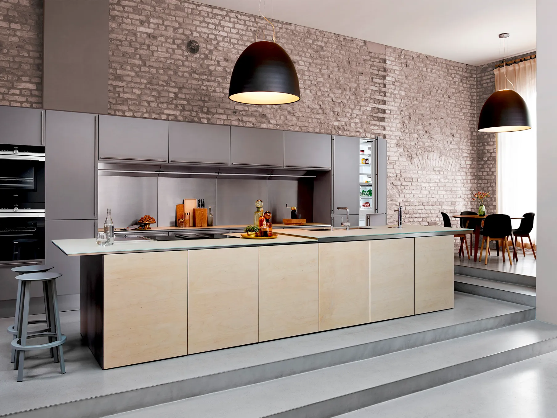 Brightly lit kitchen with Siemens appliances