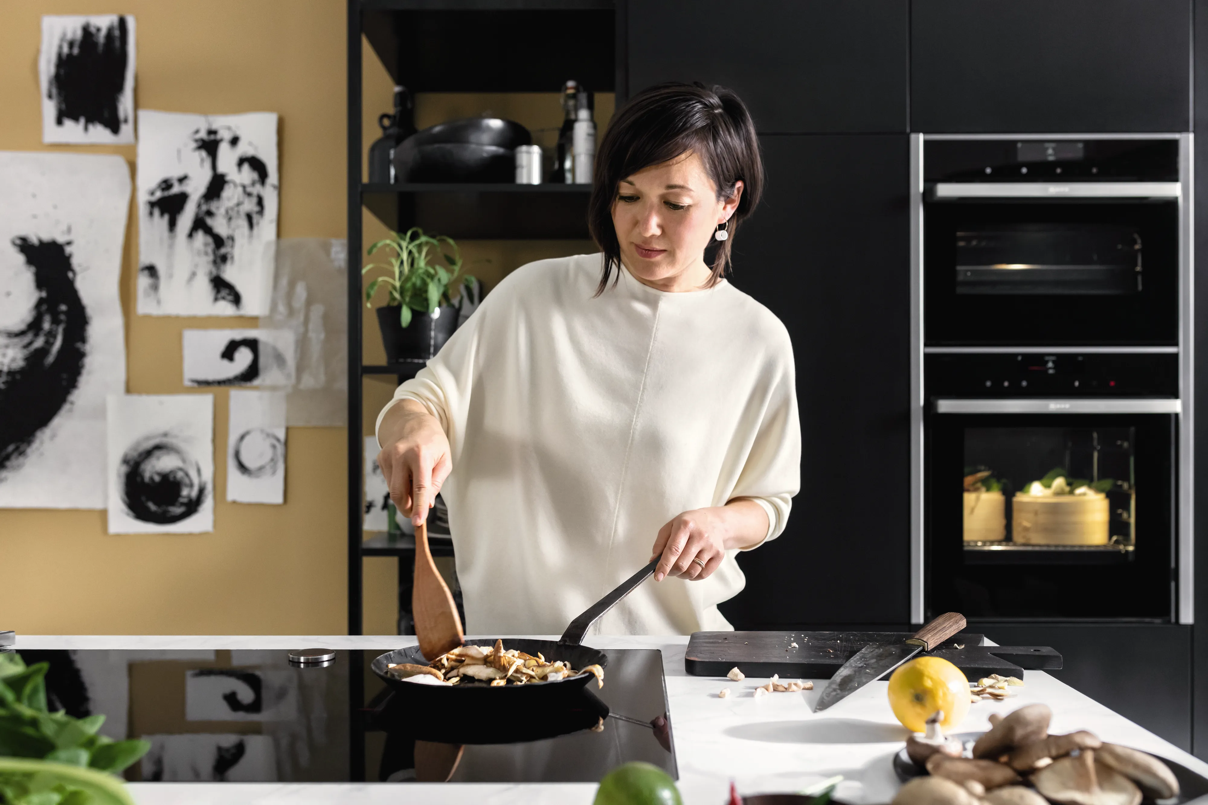 Donna cucina sul piano a induzione