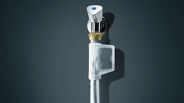 Syringe mit medizinischen Geräten auf dunklem Hintergrund.