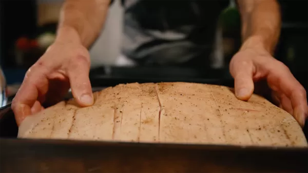 En ferdig juleribbe servert med grønnsaker og saus