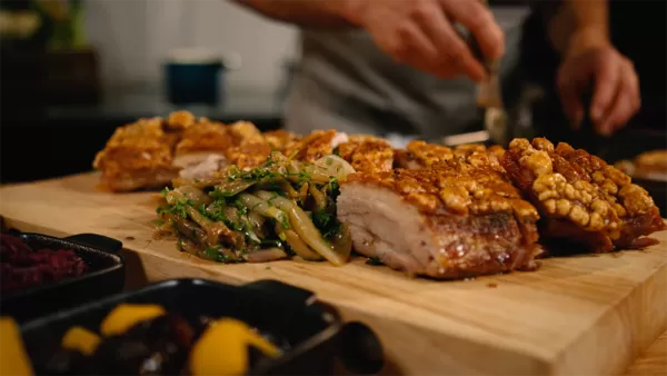 Juleribbe skjæres og serveres på en tallerken