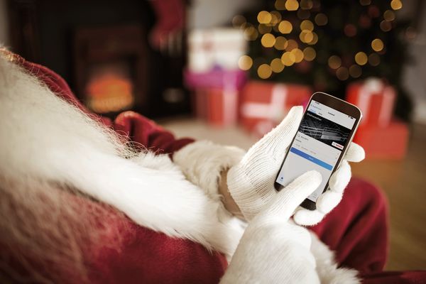 Weihnachtsmann verwendet die Home Connect App