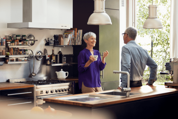 Frau und Mann unterhalten sich in Küche