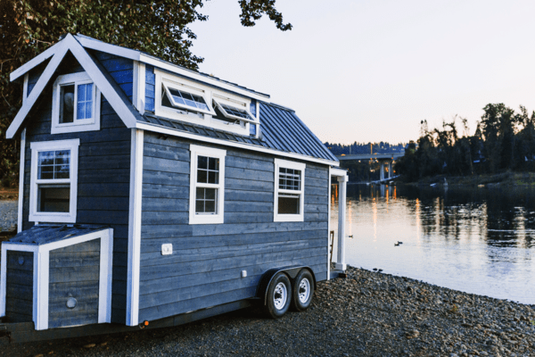 Una tiny house sulla riva di un fiume