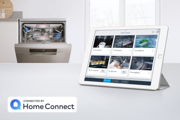 Tablet auf einer Arbeitsplatte zeigt die Home Connect App und den Status aller vernetzten Ger&auml;te.