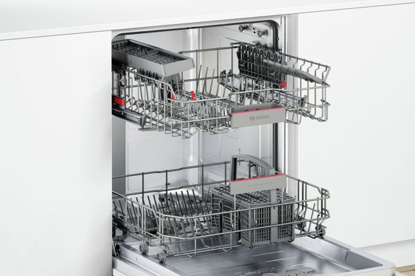 Ein Blick in einen leeren Bosch Geschirrsp&uuml;ler mit zwei Geschirrk&ouml;rben und einem Besteckkorb.