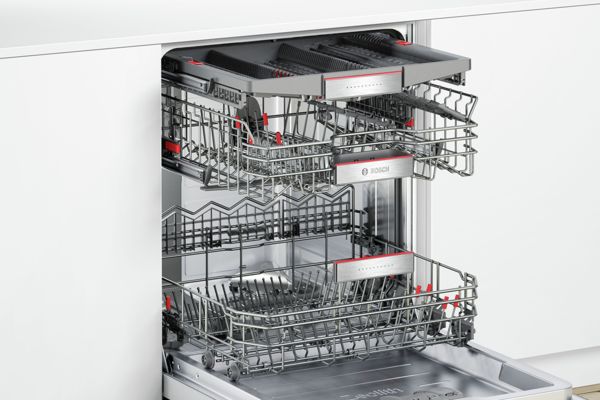 Ein ge&ouml;ffneter Geschirrsp&uuml;ler von Bosch zeigt ein System mit drei Geschirrk&ouml;rben f&uuml;r Geschirr, T&ouml;pfe und Besteck.
