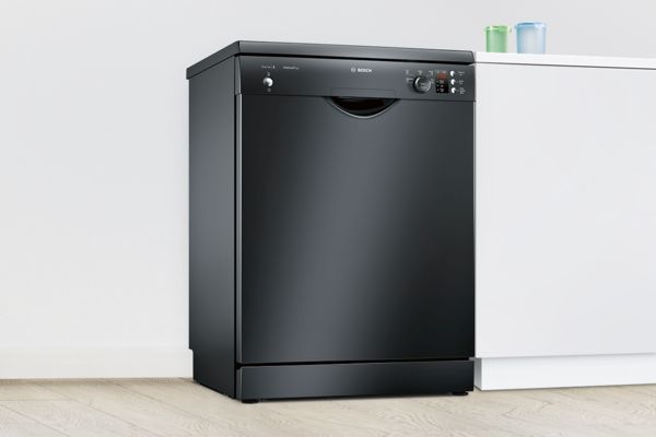 Schwarzer freistehender Bosch Geschirrsp&uuml;ler in einer wei&szlig;en K&uuml;che.