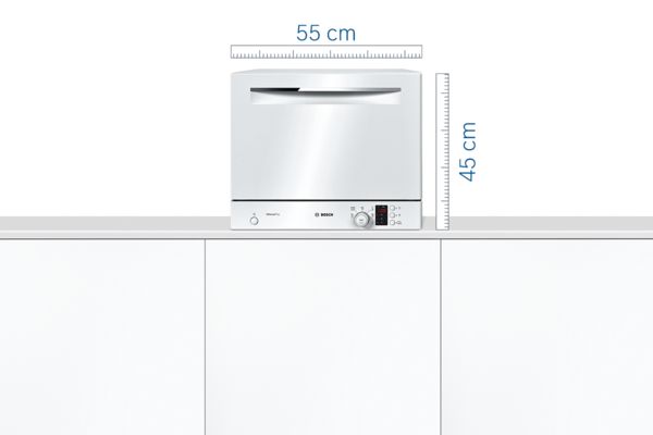 Bosch Mini-Geschirrsp&uuml;ler in Wei&szlig; auf der Arbeitsplatte in einer wei&szlig;en K&uuml;che.