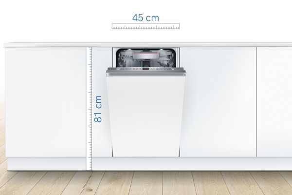 Schmaler Einbaugeschirrsp&uuml;ler mit 45&nbsp;cm Breite, mit Bedienelementen am T&uuml;roberteil in einer modernen wei&szlig;en K&uuml;che.