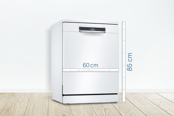Freistehender 60-cm-Geschirrsp&uuml;ler auf einem Holzboden an einer wei&szlig;en Wand.