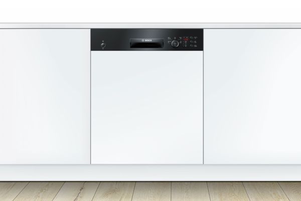 Bosch Einbaugeschirrsp&uuml;ler mit schwarzer Bedienblende und wei&szlig;er Front.