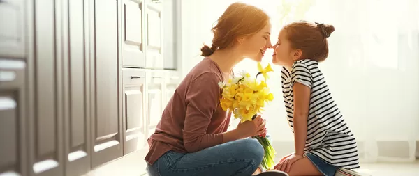 Une mère et sa fille se donnent un bisou avec le nez
