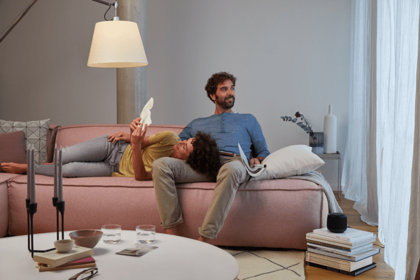 Home Connect Magenta Smart Home Paare auf einer Couch