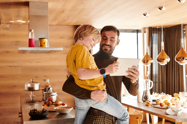 Home Connect Magenta Smart Home Mann mit Kind