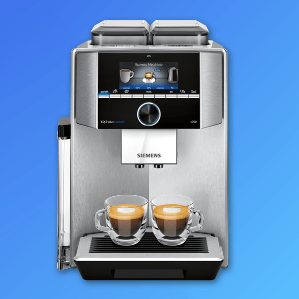 Das Produktbild zeigt eine Kaffeemaschine mit zwei vollen Gläsern Kaffee.