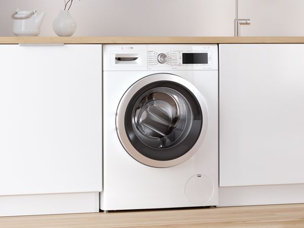 Bosch Frontlader-Unterbau-Waschmaschine in einer modernen wei&szlig;en K&uuml;che