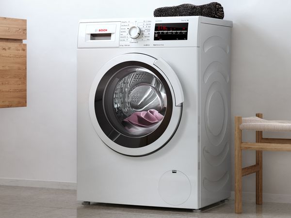 Bosch Frontlader-Waschmaschine in Standardgr&ouml;&szlig;e in einem modernen wei&szlig;en Badezimmer
