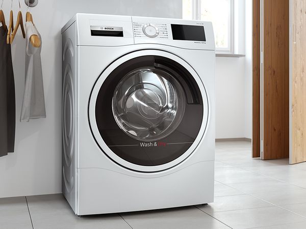 Bosch Waschtrockner in einem modernen wei&szlig;en Badezimmer