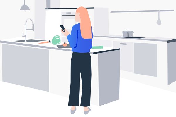 智能廚房中一位女士正在 Home Connect 的協助下烹飪美食
