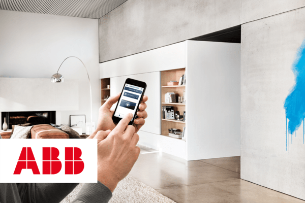 Controllo degli elettrodomestici con un'app sullo smartphone in un soggiorno.
