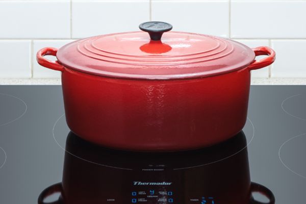 Table de cuisson à induction Masterpiece Thermador avec marmite rouge