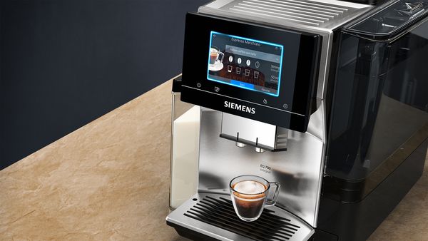 Objevujte zcela nové možnosti kávy díky plně automatickému kávovaru s mlýnkem EQ700
