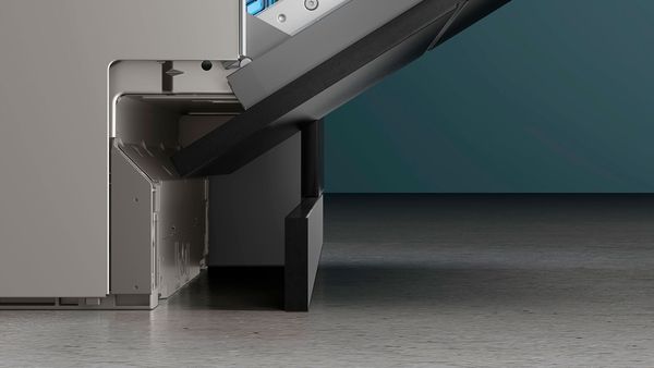 Delvis synlig kontorskriver på et skrivebord, med mørk bakgrunn og minimalistisk, industriell design.