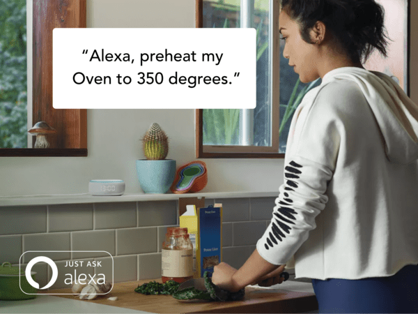 Femme en cuisine utilisant Alexa pour préchauffer le four