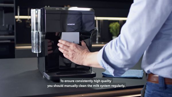 undgå Med andre band Terapi Rengøring af mælkeskummeren i din EQ.500 kaffemaskine | Siemens Home