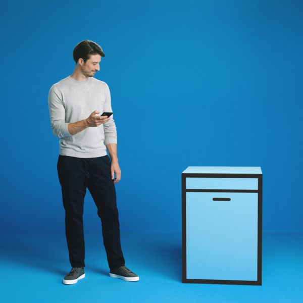 Kuvassa mies avaa Home Connect -astianpesukonetta.