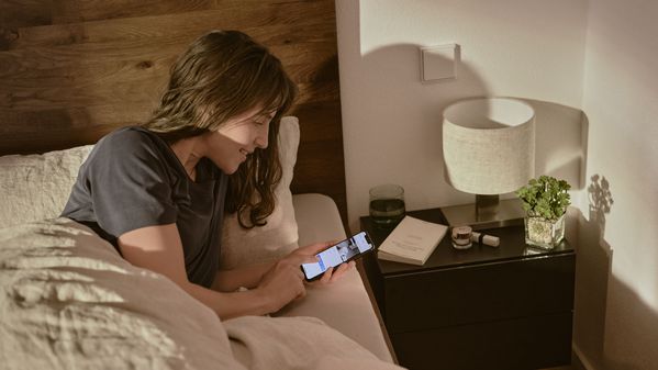 Nauti edistyneistä ominaisuuksista, kuten aamukahvin valmistaminen vuoteesta käsin, Home Connect -sovelluksella.
