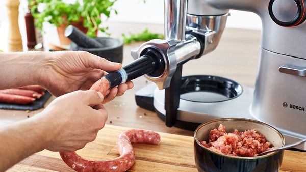 OptiMUM K&uuml;chenmaschine mit HuntingAdventure Set bereitet W&uuml;rstchen zu