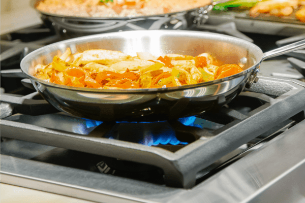 Légumes en train de griller dans une poêle sur une surface de cuisson Thermador