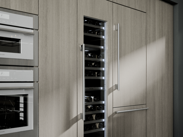 Réfrigérateur de vin Thermador avec porte en verre et armoires