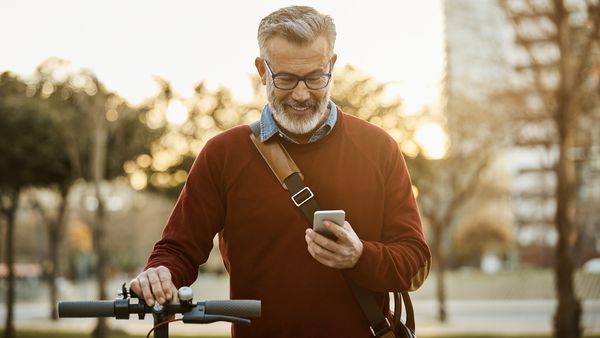 Стартирайте съдомиялната си където и да сте през телефона или таблета си с приложението Home Connect.