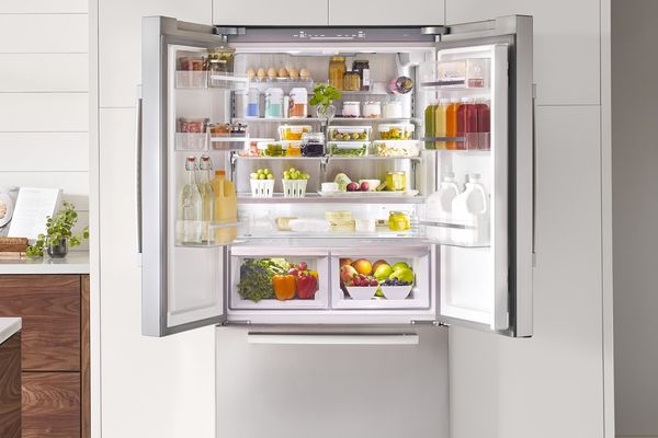 The image shows the inside of a refrigerator with the Home Connect function.