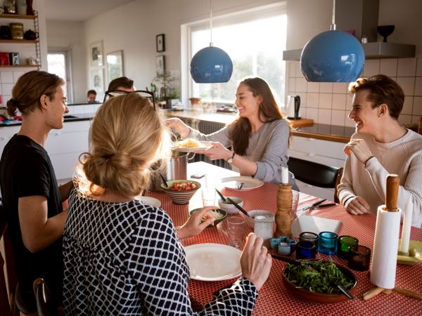 Mensen lunchen in moderne keuken