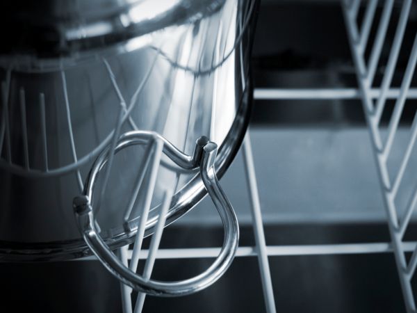 Intensive Plus: Handvat van een schone pan in vaatwasser